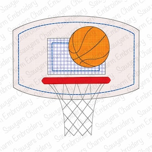 Puede incluir: Un aro de baloncesto blanco con un borde rojo y una red gris. Una pelota de baloncesto naranja está en el aire por encima del aro. El fondo es de color rosa claro con tela a cuadros azul y blanco.