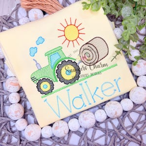 干し草の俵と太陽の光が描かれたトラクターのスケッチステッチの機械刺繍デザイン、クイックステッチ、春の収穫、農場、農夫、畑、煙突