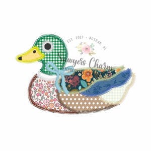 Peut inclure: Un motif de canard patchwork avec une tête en vichy vert, un bec jaune et un nœud bleu clair. Le corps du canard est composé de divers tissus à motifs floraux. Le texte comprend "Lawyers Charm" et "Est. 2021 Dothan, AL".