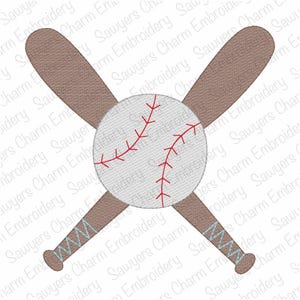 Puede incluir: Un balón de béisbol y dos bates de béisbol cruzados. El balón es blanco con costuras rojas. Los bates son marrones con empuñaduras azul claro. La imagen es un diseño de bordado.