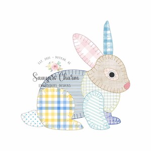 Peut inclure: Un motif de lapin patchwork aux couleurs pastel. Le lapin pr&eacute;sente une oreille rose &agrave; carreaux, une section &agrave; carreaux bleu et jaune et une section &agrave; rayures. Le motif comprend le texte "Sawyers Charm Embroidery Designs".