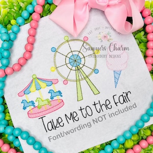 Puede incluir: Un cuadrado blanco con diseños bordados con temática de feria, que incluyen una noria, un tiovivo y algodón de azúcar. El texto "Take Me to the Fair" está debajo. Un lazo rosa y una guirnalda de cuentas enmarcan el cuadrado.