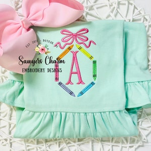 Archivo de diseño de bordado a máquina con marco de monograma de crayones pequeños con lazo, puntada rápida, perfecto para monogramas, satén, colores, regreso a clases
