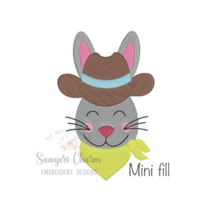 Peut inclure: Broderie représentant un lapin gris portant un chapeau de cowboy marron avec un bandeau bleu et un bandana jaune. Le texte "Mini fill" est sous le lapin.