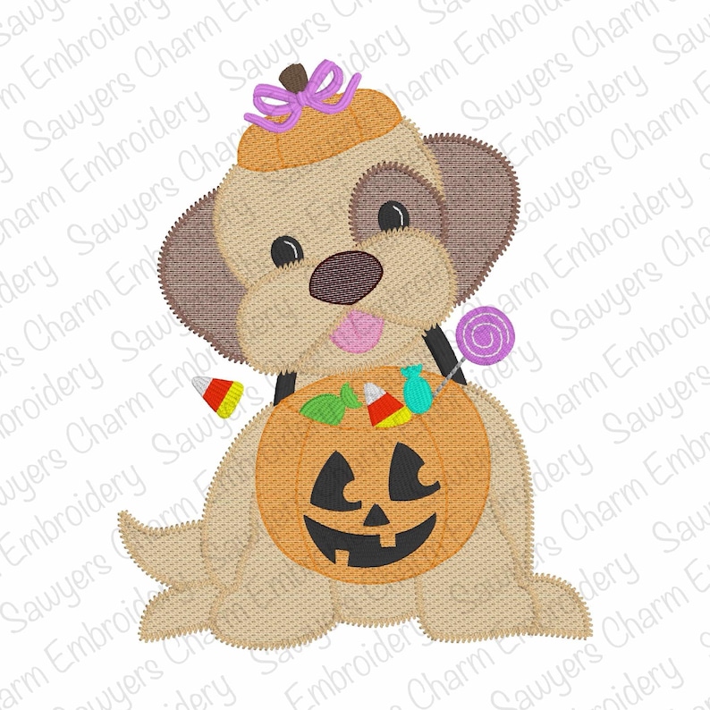 Puede incluir: Dise&ntilde;o bordado de un perro marr&oacute;n con un sombrero de calabaza con un lazo morado. El perro sostiene un cubo de jack-o'-lantern lleno de caramelos de ma&iacute;z y otras golosinas. Tambi&eacute;n se incluye una piruleta. Tem&aacute;tica de Halloween.