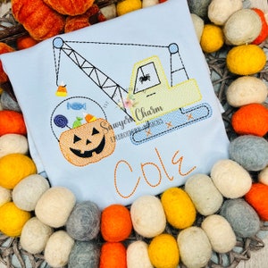 Szkic żurawia na Halloween, ścieg maszynowy do haftu, szybkie ściegi, transport ciężarówek budowlanych, jackolantern, cukierki, upiorny