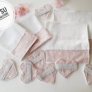 Può includere: Set di 7 bavaglini a forma di cuore rosa e bianco con un motivo a stelle. Il set include 7 bavaglini, 6 con un cinturino bianco e 1 con un cinturino rosa. I bavaglini sono realizzati in un tessuto morbido e assorbente, perfetti per mantenere il bambino pulito e asciutto.