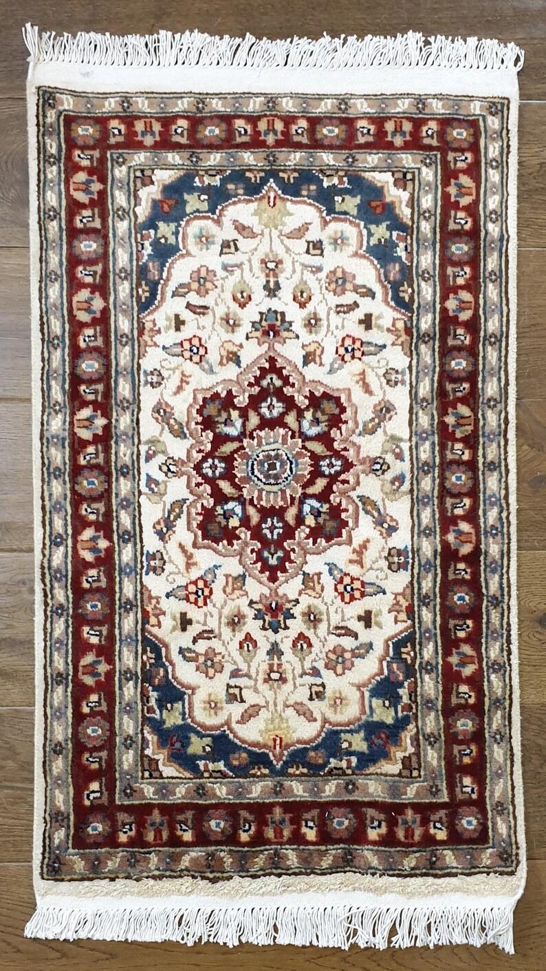 Real Hand knotted Handmade Pakistani Rug Persian Style Woolen and Silk Carpet - Single Knot image 2