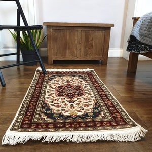 Real Hand knotted Handmade Pakistani Rug Persian Style Woolen and Silk Carpet - Single Knot image 4
