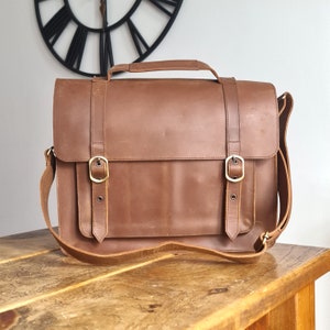 Leder Messenger Bag für Männer, handgefertigt aus Knisterleder im Oldschool Stil /Bürotasche / Laptoptasche, gepolstertes Fach, Taschen und verstellbarer Riemen