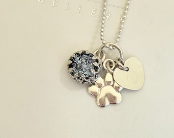 Amuleto de cenizas y collar de huellas de plata