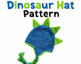 Puede incluir: Un gorro de dinosaurio de ganchillo azul y verde con púas en la parte superior y orejeras trenzadas. El texto dice Crochet Dinosaur Hat Pattern y Lovable Loops Shop by Melissa Hassler. El gorro presenta un patrón de punto texturizado.