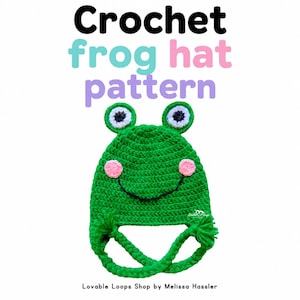 Op de afbeelding: Een groene gehaakte kikkermuts met twee ogen bovenop, roze ronde wangen en een zwarte geborduurde glimlach. De muts heeft twee gevlochten banden aan de onderkant. De tekst erboven luidt Crochet frog hat pattern, de tekst eronder Lovable Loops Shop by Melissa Hassler.