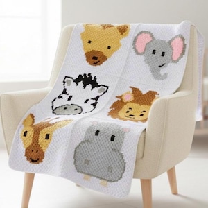 Puede incluir: Un juego de tres tazas de cerámica con un acabado mate moteado. Las tazas son en tonos crema, gris claro y gris oscuro. Cada taza tiene un diseño simple y minimalista y un asa redondeada.