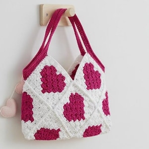 Op de afbeelding: Een set van drie keramische mokken met een gespikkelde, crèmekleurige glazuur. Elke mok heeft een ander handgeschilderd ontwerp: een blauw en groen blad, een gele zon en een roze bloem. De mokken hebben een eenvoudige, afgeronde vorm en een comfortabele handgreep.