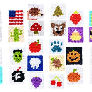 Op de afbeelding: Een verzameling van 25 kleurrijke gehaakte vierkanten met verschillende ontwerpen, waaronder een vredesteken, een Amerikaanse vlag, een cactus, een appel, een pootafdruk, een pompoen, een heksenhoed, een kerstboom, een paddenstoel, een beer, een bel, een vleermuis, een potlood, Frankenstein, een tand, een schildpad, een kers, een druif, een hart, een Facebook-logo en een pompoen.