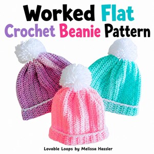 Puede incluir: Tres gorros de ganchillo con pompones blancos en morado, rosa y turquesa, cada uno con un borde blanco. El texto dice Worked Flat Crochet Beanie Pattern y Lovable Loops by Melissa Hassler. Los gorros tienen una textura acanalada.