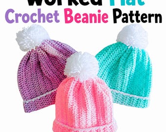 Può includere: Tre berretti all'uncinetto con pon pon bianchi in viola, rosa e turchese, ciascuno con un bordo bianco. Il testo recita Worked Flat Crochet Beanie Pattern e Lovable Loops by Melissa Hassler. I berretti hanno una consistenza a coste.