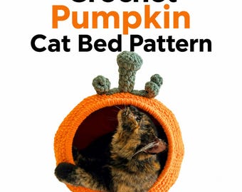 Könnte beinhalten: Ein gehäkeltes Katzenbett in Kürbisform mit leuchtend orangefarbener Außenseite und einem grünen Stiel oben. Eine Schildpattkatze ruht in der runden Öffnung. Der Text Crochet Pumpkin Cat Bed Pattern und Lovable Loops sind zu sehen.