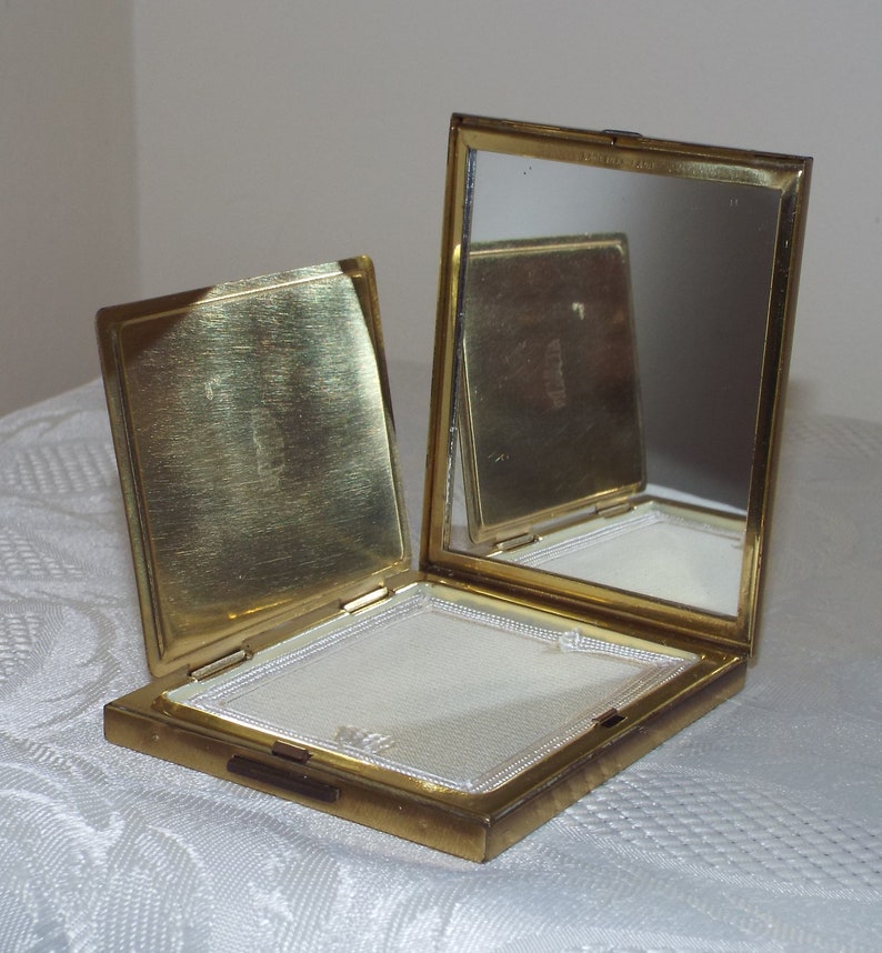 Vintage Pygmalion art deco engraved rectangular powder compact