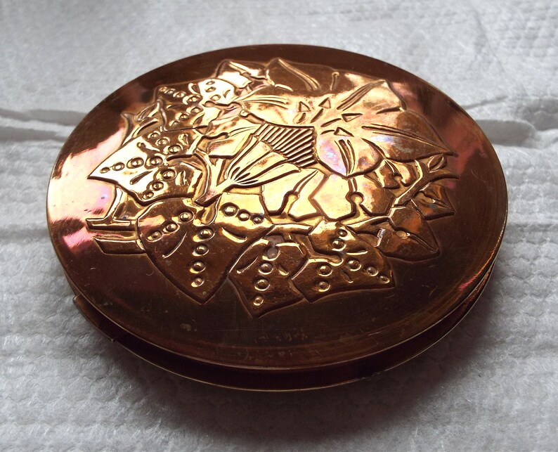 Pygmalion vintage art deco floral design large powder compact with an oil on water effect finish