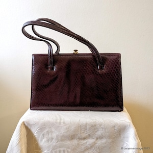 Vintage Widegate burgunderrote glänzende Handtasche mit Reptilieneffekt