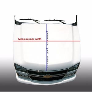 K&ouml;nnte beinhalten: Wei&szlig;e Motorhaube eines Autos mit schwarzem K&uuml;hlergrill und Scheinwerfern. Eine rote Linie &uuml;ber die Motorhaube lautet "Measure max width". Eine blaue Linie in der Mitte lautet "Measure max height".