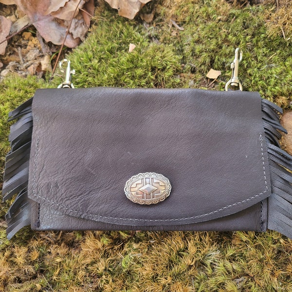 Pochette sac ceinture à franges en cuir noir avec bouton-pression Concho mag