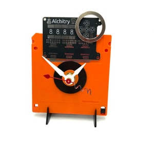 Vintage Floppy Disk Clock: Upcycled Tech Decor with Easel