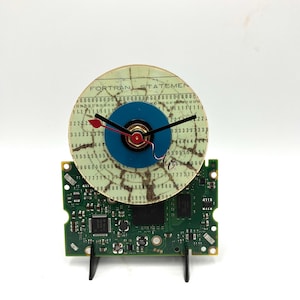 FORTRAN vintage carte perforée sur CD sur carte de circuit imprimé horloge, bureau/étagère, AA et support incl