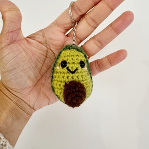 Llavero de aguacate a crochet