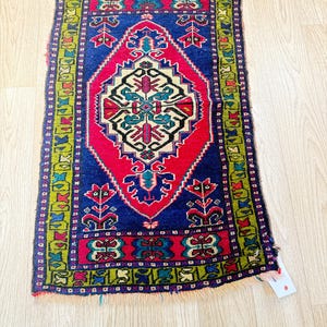 Vintage Anatolian Yastik Rug: Small Accent Rug, 1980s