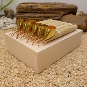 1 set van 6 tekengereedschappen met kist van multiplex: batik-messing gereedschap