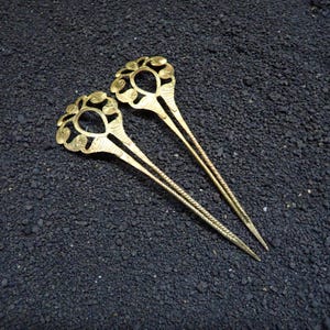 Set med 2 handsnidade hårnålar i vintagestil i javanesisk mässing, accessoarer
