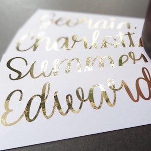 Handbelettering, vinylstickers, naamkaartjes, bruiloftdecor, namen bruidsmeisjes, foliesticker, aangepast wijnglas, doos bruidsmeisjes gepersonaliseerd