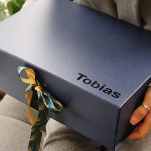 Navy Gift Box with Lid: Magnetic Closure, Ribbon (32 x 24 x 10cm)
