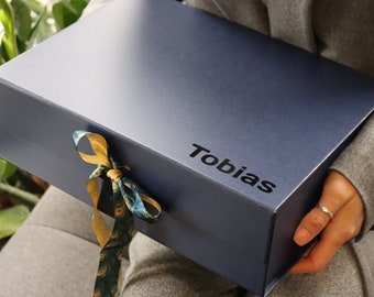 Caja de regalo azul marino con tapa: cierre magnético y lazo (32 x 24 x 10 cm)
