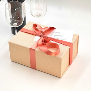 Caja de regalo de cumpleaños de lujo con tarjeta personalizada escrita a mano, cinta de oro rosa, acabado de lino, 23 x 17 x 10 cm