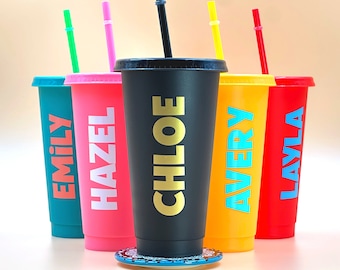 Personalisierter Becher: Wiederverwendbarer Plastikbecher mit Deckel & Strohhalm