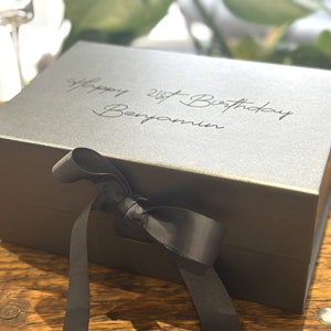 Gepersonaliseerde verjaardagscadeaudoos, naam geschenkdoos, aangepast verjaardagscadeau, houtskool geschenkdoos met lint, selectie van kleuren