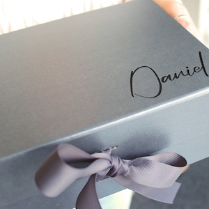 Aangepaste stickers, naamsticker geschenkdoos, vinylbelettering, doe-het-zelfverjaardagscadeau, gepersonaliseerde vinylstickers, tafelnummers, glasstickers