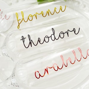 Glazen sticker, naamsticker, gepersonaliseerde trouwbedankje, script vinyl sticker, sticker geschenkdoos, vrijgezellenfeest gunst, sticker hanger, naamplaatje