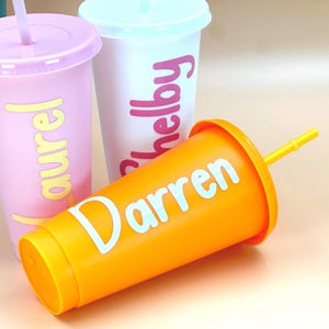 Bicchieri per feste personalizzati con nomi – Bicchieri di plastica riutilizzabili da 24 once per compleanni di bambini o eventi scolastici con coperchio e cannuccia