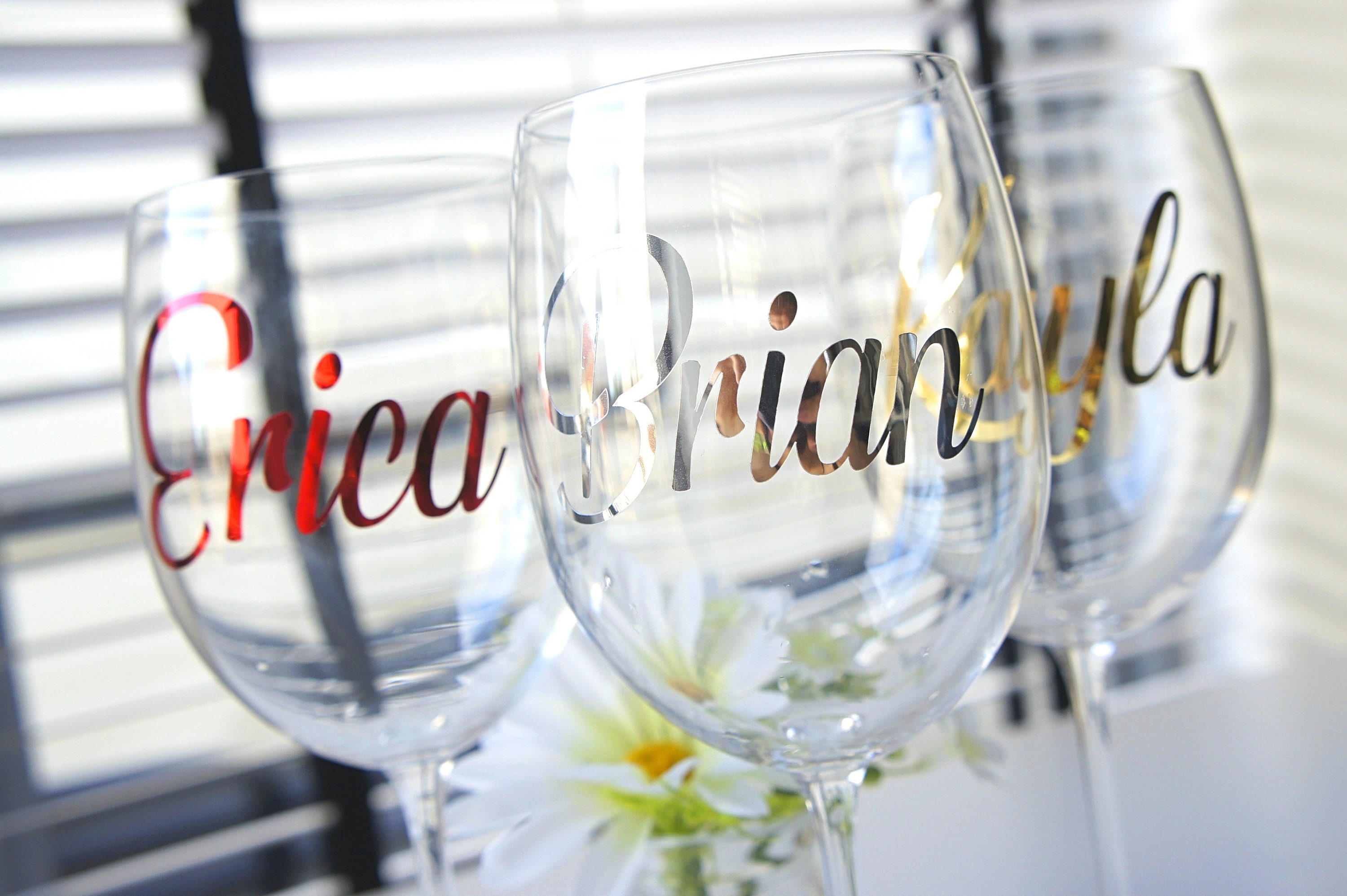 Calcomanía de vinilo con nombre personalizado, letras de vinilo  personalizadas para copa de vino, etiquetas adhesivas de nombre  personalizadas (11.4 x 3.9 in) : Hogar y Cocina