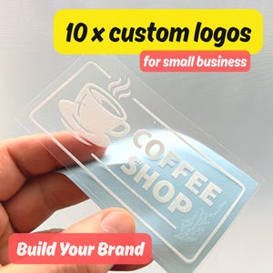 Puede incluir: Un juego de tres cuencos apilables de cerámica en tonos azul, verde y blanco. Los cuencos presentan un esmalte moteado y un diseño sencillo y moderno. El cuenco más grande mide unos 15 cm de diámetro.