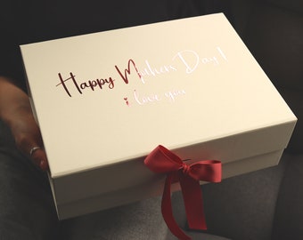 Caja de regalo personalizada para el Día de la Madre, cierre magnético y cinta color marfil.