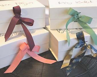 Caja de regalo personalizada con cierre magnético y lazo