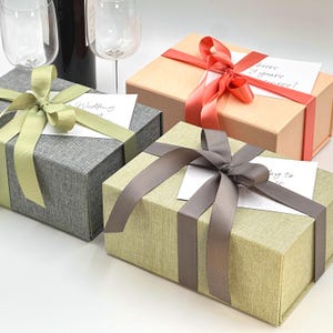Caja de regalo de cumpleaños con tarjeta personalizada escrita a mano y cinta de lujo, disponible en 3 colores.