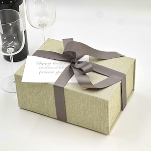 Caja de regalo de cumpleaños personalizada de lujo con lazo y tarjeta manuscrita. Caja de recuerdo con tapa para ocasiones especiales. Disponible en tres colores.