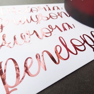Kalligrafiestickers, cadeaukaartje bruidsmeisje, glassticker, gepersonaliseerde bruiloft, naam vinylsticker, naamkaartjes, handbelettering, vrijgezellenfeest